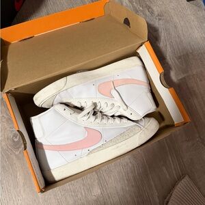Nike Blazer Mid '77 Vintage in White and Pink